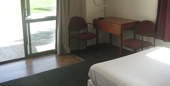 1-room cabin - table and chairs